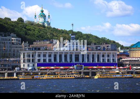 Kiew, Ukraine - Juli 30, 2017: Das Panorama der Böschung und den Fluss von Kiew. Der Blick auf die Ausflugsboote mit Passagieren Stockfoto