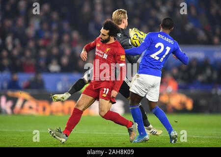 LEICESTER, ENGLAND - 26. Dezember Mohamed Salah (11) von Liverpool verpasst eine Chance Ziel mit Kasper Schmeichel (1) von Leicester City Speichern der Kugel während der Premier League Match zwischen Leicester City und Liverpool für die King Power Stadion, Leicester am Donnerstag, den 26. Dezember 2019. (Credit: Jon Hobley | MI Nachrichten) das Fotografieren dürfen nur für Zeitung und/oder Zeitschrift redaktionelle Zwecke verwendet werden, eine Lizenz für die gewerbliche Nutzung Kreditkarte erforderlich: MI Nachrichten & Sport/Alamy leben Nachrichten Stockfoto