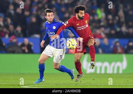 LEICESTER, ENGLAND - 26. Dezember Ben Chilwell (3) von Leicester City Schlachten mit Mohamed Salah (11) von Liverpool in der Premier League Match zwischen Leicester City und Liverpool für die King Power Stadion, Leicester am Donnerstag, den 26. Dezember 2019. (Credit: Jon Hobley | MI Nachrichten) das Fotografieren dürfen nur für Zeitung und/oder Zeitschrift redaktionelle Zwecke verwendet werden, eine Lizenz für die gewerbliche Nutzung Kreditkarte erforderlich: MI Nachrichten & Sport/Alamy leben Nachrichten Stockfoto