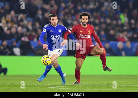 LEICESTER, ENGLAND - 26. Dezember Ben Chilwell (3) von Leicester City Schlachten mit Mohamed Salah (11) von Liverpool in der Premier League Match zwischen Leicester City und Liverpool für die King Power Stadion, Leicester am Donnerstag, den 26. Dezember 2019. (Credit: Jon Hobley | MI Nachrichten) das Fotografieren dürfen nur für Zeitung und/oder Zeitschrift redaktionelle Zwecke verwendet werden, eine Lizenz für die gewerbliche Nutzung Kreditkarte erforderlich: MI Nachrichten & Sport/Alamy leben Nachrichten Stockfoto