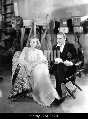 GRETA GARBO und John Barrymore stellen gemeinsam auf offener Satz während der Dreharbeiten von GRAND HOTEL 1932 Direktor Edmund Goulding Metro Goldwyn Mayer Stockfoto