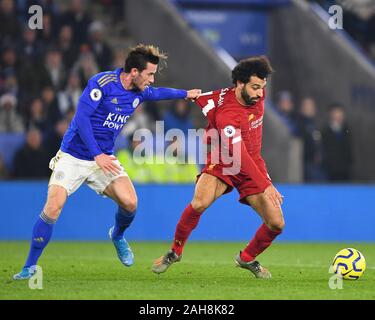 LEICESTER, ENGLAND - 26. Dezember Ben Chilwell (3) von Leicester City hält das Shirt von Mohamed Salah (11) von Liverpool in der Premier League Match zwischen Leicester City und Liverpool für die King Power Stadion, Leicester am Donnerstag, den 26. Dezember 2019. (Credit: Jon Hobley | MI Nachrichten) das Fotografieren dürfen nur für Zeitung und/oder Zeitschrift redaktionelle Zwecke verwendet werden, eine Lizenz für die gewerbliche Nutzung Kreditkarte erforderlich: MI Nachrichten & Sport/Alamy leben Nachrichten Stockfoto