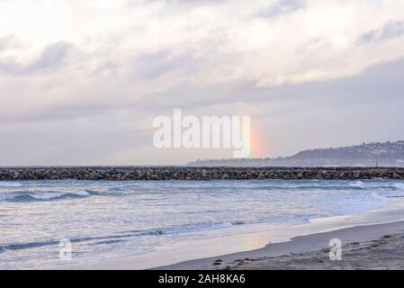 Stürmische Dezember morgens an der Küste in den Ocean Beach Gemeinschaft von San Diego, Kalifornien, USA. Stockfoto