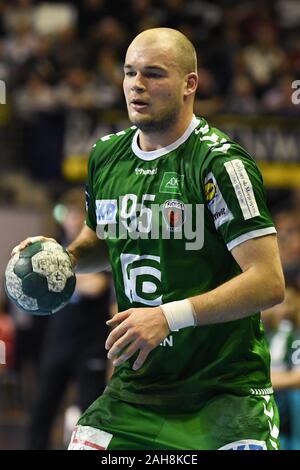 Berlin, Deutschland. 26 Dez, 2019. Handball: Bundesliga, Füchse Berlin - SC DHfK Leipzig, 14.Spieltag, Max-Schmeling-Halle. Fox Paul Drux auf der Kugel. Quelle: Jörg Carstensen/dpa/Alamy leben Nachrichten Stockfoto