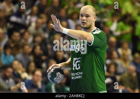 Berlin, Deutschland. 26 Dez, 2019. Handball: Bundesliga, Füchse Berlin - SC DHfK Leipzig, 14.Spieltag, Max-Schmeling-Halle. Fox Paul Drux auf der Kugel. Quelle: Jörg Carstensen/dpa/Alamy leben Nachrichten Stockfoto