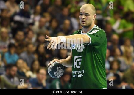 Berlin, Deutschland. 26 Dez, 2019. Handball: Bundesliga, Füchse Berlin - SC DHfK Leipzig, 14.Spieltag, Max-Schmeling-Halle. Fox Paul Drux auf der Kugel. Quelle: Jörg Carstensen/dpa/Alamy leben Nachrichten Stockfoto