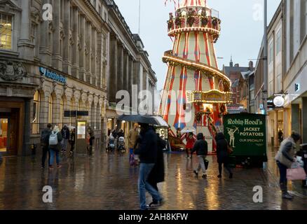 Nachtaufnahme im Winter Wonderland, im Regen. Stockfoto