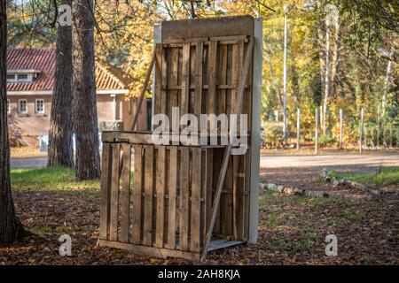 Riesige Palette Stuhl im Wald bauen - Paletten Stockfoto