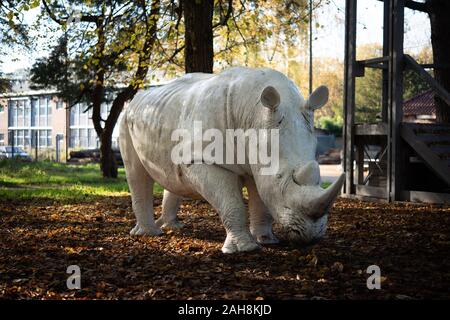 Statue aus ein weißes Nashorn oder Rhinozeros im Wald Stockfoto