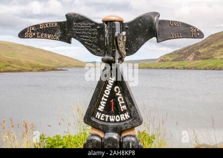 Ein Zeichen an Voe in Shetland für National Cycle Network Route 1. Die Route verläuft 2,728 km (1.695 Meilen) die Länge des Landes, von Dover nach Shetland. Stockfoto