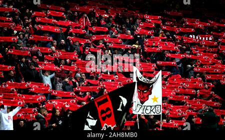 Mailand, ITALIEN - 15. Dezember 2019: Mailänder Fans zeigen ihre Unterstützung vor der Serie A 2019/2020 MAILAND gegen SASSUOLO im San Siro Stadium. Stockfoto