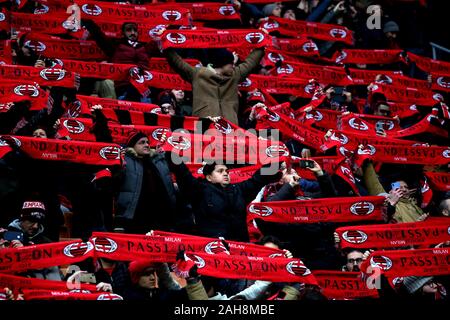 Mailand, ITALIEN - 15. Dezember 2019: Mailänder Fans zeigen ihre Unterstützung vor der Serie A 2019/2020 MAILAND gegen SASSUOLO im San Siro Stadium. Stockfoto
