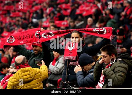 Mailand, ITALIEN - 15. Dezember 2019: Mailänder Fans zeigen ihre Unterstützung vor der Serie A 2019/2020 MAILAND gegen SASSUOLO im San Siro Stadium. Stockfoto