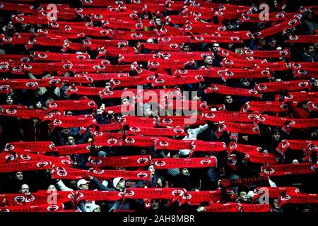 Mailand, ITALIEN - 15. Dezember 2019: Mailänder Fans zeigen ihre Unterstützung vor der Serie A 2019/2020 MAILAND gegen SASSUOLO im San Siro Stadium. Stockfoto