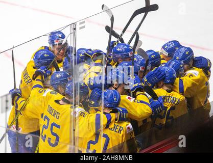 Trinec, Tschechische Republik. 26 Dez, 2019. Schwedische Spieler feiern Sieg in der IIHF World Junior Eishockey WM 2020 Gruppe ein Match zwischen Schweden und Finnland in Trinec, Tschechien, am 26. Dezember 2019. Quelle: Wladimir Prycek/CTK Photo/Alamy leben Nachrichten Stockfoto