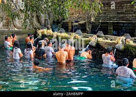 Gruppe von Menschen in einem que warten Köpfe im Heiligen Quellwasser in der Heiligen pool Dusche in der Tirta Empul Tempel, Bali Stockfoto