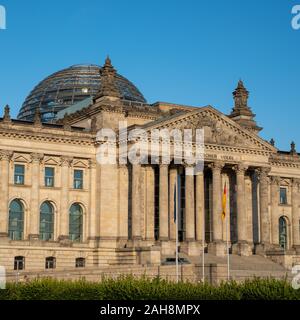 Der Reichstag Gebäude, in dem der Bundestag Bundestag. In der hitzeperiode fotografiert, Juni 2019. Stockfoto