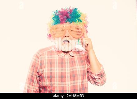 Netter Witz. Ältere Clown. Man älteren bärtigen fröhliche Person tragen bunte Perücke und Sonnenbrille. Opa immer Spaß. Spaß haben. Lustige Lebensstil. Spaß und Unterhaltung. Comic Großvater Konzept. Stockfoto