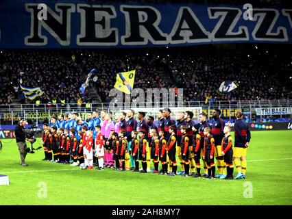 Mailand, ITALIEN - 10. Dezember 2019: Beide Mannschaften stehen während der UEFA Champions League 2019/2020 INTER gegen BARCELONA im San Siro Stadium an. Stockfoto