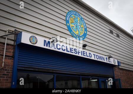 Eine Außenansicht der Boden vor Macclesfield Town Grimsby Town in einem SkyBet Liga 2 Befestigung am Moss Rose gespielt. Der Heimverein hatte Probleme, die im Vorfeld dieses Fixture mit der EFL Abzug der Punkte erlitten, nachdem sie Mitarbeiter zu bezahlen und sie hatten ein Spiel verschoben. Dieses Match endete in einem 1-1 zeichnen, durch eine Masse von 1.991 beobachtet. Stockfoto