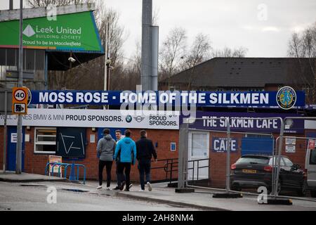 Zuschauer außerhalb der Boden vor dem Macclesfield Town gespielt Grimsby Town in einem SkyBet Liga 2 Befestigung am Moss Rose. Der Heimverein hatte Probleme, die im Vorfeld dieses Fixture mit der EFL Abzug der Punkte erlitten, nachdem sie Mitarbeiter zu bezahlen und sie hatten ein Spiel verschoben. Dieses Match endete in einem 1-1 zeichnen, durch eine Masse von 1.991 beobachtet. Stockfoto