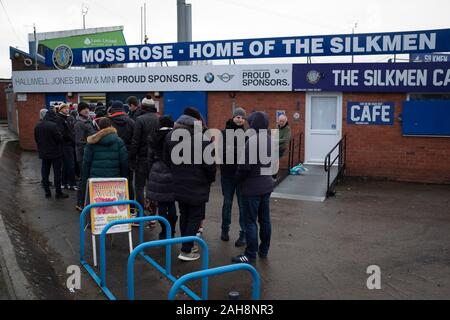 Zuschauer außerhalb der Boden vor dem Macclesfield Town gespielt Grimsby Town in einem SkyBet Liga 2 Befestigung am Moss Rose. Der Heimverein hatte Probleme, die im Vorfeld dieses Fixture mit der EFL Abzug der Punkte erlitten, nachdem sie Mitarbeiter zu bezahlen und sie hatten ein Spiel verschoben. Dieses Match endete in einem 1-1 zeichnen, durch eine Masse von 1.991 beobachtet. Stockfoto