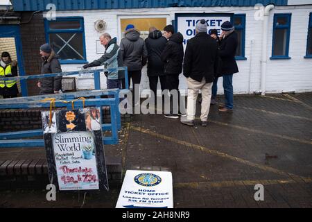 Zuschauer außerhalb der Boden vor dem Macclesfield Town gespielt Grimsby Town in einem SkyBet Liga 2 Befestigung am Moss Rose. Der Heimverein hatte Probleme, die im Vorfeld dieses Fixture mit der EFL Abzug der Punkte erlitten, nachdem sie Mitarbeiter zu bezahlen und sie hatten ein Spiel verschoben. Dieses Match endete in einem 1-1 zeichnen, durch eine Masse von 1.991 beobachtet. Stockfoto