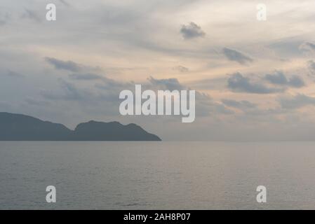 Am frühen Morgen Meerblick: spindrift Wolken, Wasser und einem weit entfernten Berg Land (eine Halbinsel Cape) am Horizont in Prachuap Khiri Khan, Thailand. Stockfoto