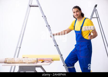 Der junge Mann an der Renovierung zu Hause Stockfoto