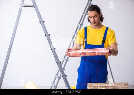 Der junge Mann an der Renovierung zu Hause Stockfoto