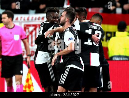 Turin, ITALIEN - 26. November 2019: Paulo Dybala feiert, nachdem er mit seinen Teamkollegen während der UEFA Champions League 201 das erste Tor seiner Mannschaft erzielt hat Stockfoto