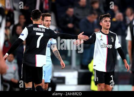 Turin, ITALIEN - 26. November 2019: Paulo Dybala feiert mit Cristiano Ronaldo, nachdem er während der UEFA Champions League sein erstes Tor hinter sich hatte Stockfoto