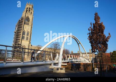 St Botolph's Steg mit dem Boston Stump (St. Botolph} Kirche in Boston Lincolnshire. Stockfoto