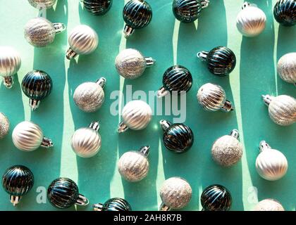 Das neue Jahr Kugeln auf einem Minzigen Hintergrund. Trendfarbe Jahr. Weihnachten und Neujahr festliche Dekoration. Stockfoto