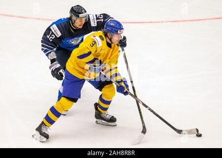 Trinec, Tschechische Republik. 26 Dez, 2019. L-R Eemil Erholtz (FIN) und Tobias Bjornfot (SWE) in Aktion während der 2020 IIHF World Junior Eishockey WM Gruppe eine Übereinstimmung zwischen Schweden und Finnland in Trinec, Tschechien, am 26. Dezember 2019. Quelle: Wladimir Prycek/CTK Photo/Alamy leben Nachrichten Stockfoto