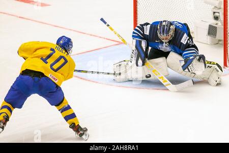 Trinec, Tschechische Republik. 26 Dez, 2019. L-R Alexander Holtz (SWE) Schüsse gegen Torhüter Justus Annunen (FIN) während der 2020 IIHF World Junior Eishockey WM Gruppe eine Übereinstimmung zwischen Schweden und Finnland in Trinec, Tschechien, am 26. Dezember 2019. Quelle: Wladimir Prycek/CTK Photo/Alamy leben Nachrichten Stockfoto