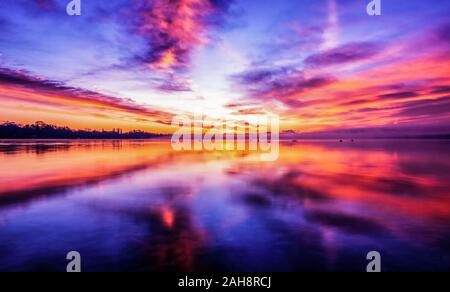 Farbenfroher Sonnenuntergang am Bodensee mit bunten Wolken im Himmel Stockfoto