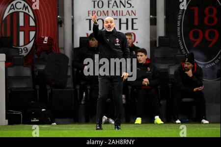 Mailand, ITALIEN - 23. November 2019: Stefano Pioli Cheftrainer von Mailand reagiert während der Serie A 2019/2020 MAILAND gegen NEAPEL im San Siro Stadium. Stockfoto
