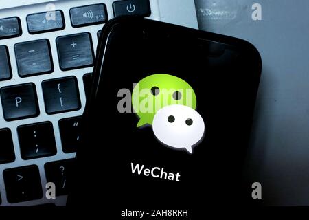 Iphone 11 pro mit der WeChat Logo. WeChat ist eine mobile sms-service und Sprachnachricht Communication Service. United States, New York. Sonntag Stockfoto