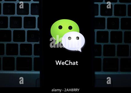 Iphone 11 pro mit der WeChat Logo. WeChat ist eine mobile sms-service und Sprachnachricht Communication Service. United States, New York. Sonntag Stockfoto