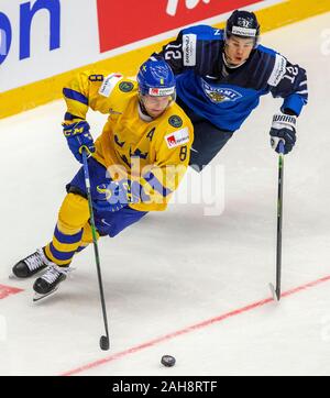 Trinec, Tschechische Republik. 26 Dez, 2019. L-R Rasmus Sandin (SWE) und Eemil Erholtz (FIN) in Aktion während der 2020 IIHF World Junior Eishockey WM Gruppe eine Übereinstimmung zwischen Schweden und Finnland in Trinec, Tschechien, am 26. Dezember 2019. Quelle: Wladimir Prycek/CTK Photo/Alamy leben Nachrichten Stockfoto