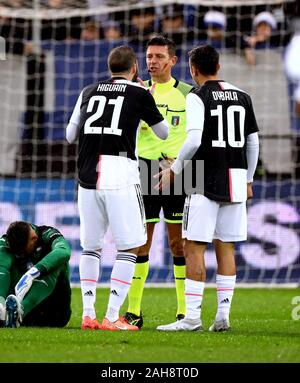 Bergamo, ITALIEN - 23. November 2019: Schiedsrichter Gianluca Rocchi spricht mit Paulo Dybala und Gonzalo Higuain während der Serie A 2019/2020 ATALANTA gegen JUVENT Stockfoto