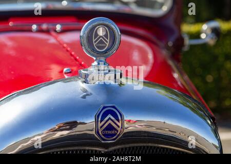 Citroen Schriftzug auf einem Oldtimer in der Nähe der Vimy Memorial geparkt. Stockfoto