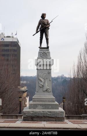 USA Virginia VA Lynchburg ein Monument Statue die Konföderierten Soldaten, die in den Vereinigten Staaten der Bürgerkrieg Rebel Flag gekämpft zu Ehren Stockfoto