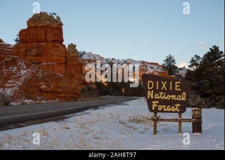 Dixie National Forest neben der Interstate 89 in Utah im Winter Schnee Landschaft Stockfoto