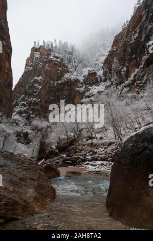 Malerische Winteransicht während der Wanderung zum Tempel von Sinawava, dem Virgin River folgend im Zion National Park, Utah Stockfoto