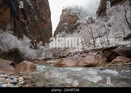 Malerische Winteransicht während der Wanderung zum Tempel von Sinawava, dem Virgin River folgend im Zion National Park, Utah Stockfoto