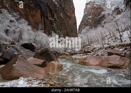 Malerische Winteransicht während der Wanderung zum Tempel von Sinawava, dem Virgin River folgend im Zion National Park, Utah Stockfoto