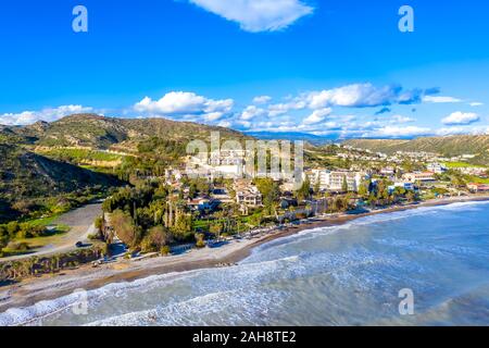 Blick auf den Strand und die Hotels von Pissouri, Zypern Limassol District. Stockfoto