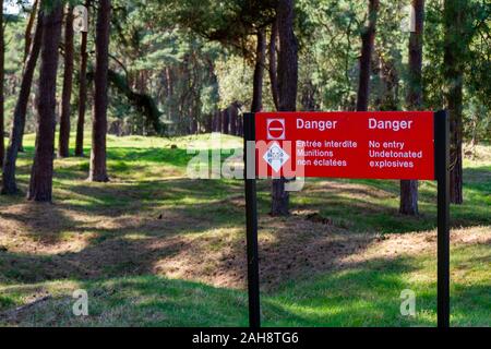 Felder pocked mit Kratern und voller Blindgänger aus dem Zweiten Weltkrieg in der Nähe des Canadian National Vimy Memorial (Ersten Weltkrieg Denkmal) in der Nähe von Arras. Stockfoto